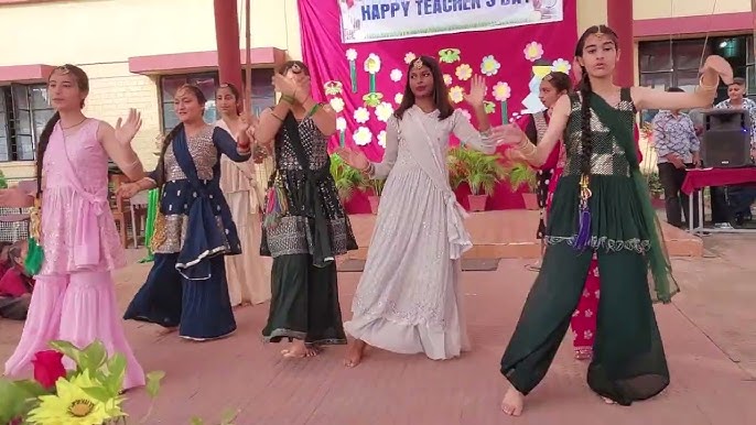 Students learning together at Vimal Vidyalay
